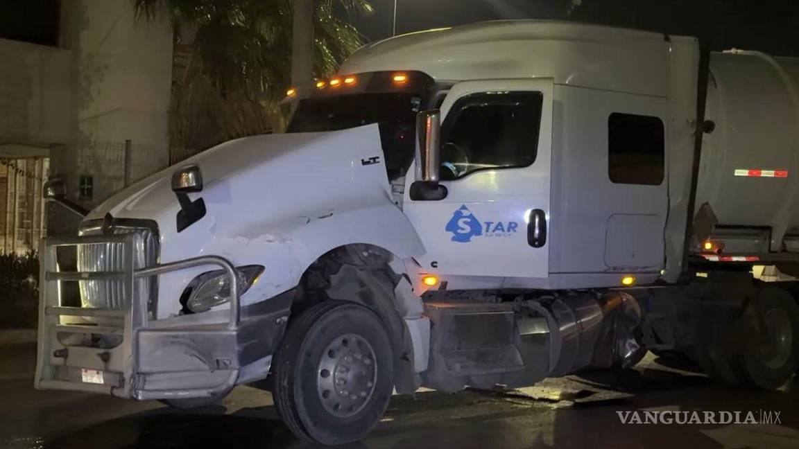 $!Autoridades municipales realizaron el cierre parcial de la vialidad mientras se llevaban a cabo las maniobras de seguridad, a fin de evitar riesgos para peatones y automovilistas.