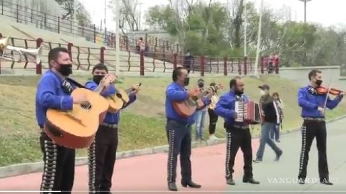 Celebran suspensión del muro fronterizo con mariachi
