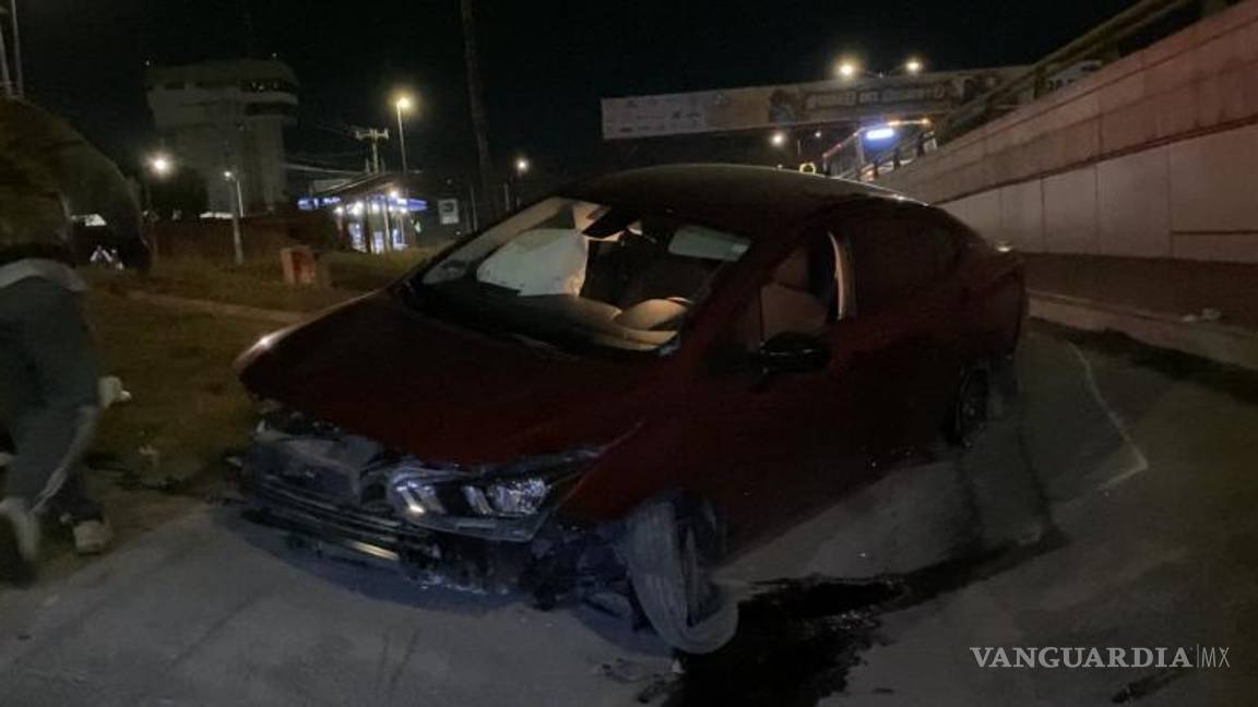 $!El Nissan Versa quedó atrapado en el canal pluvial tras perder el control en el bulevar Fundadores.