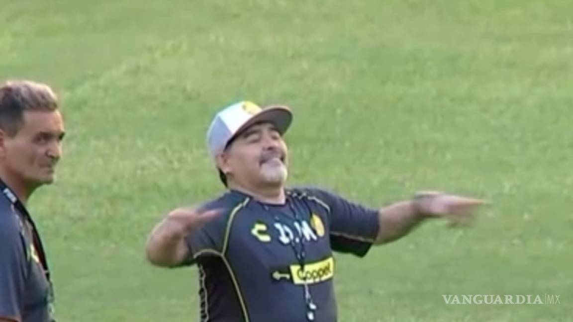 Maradona muestra sus mejores pases de baile en la práctica de Dorados