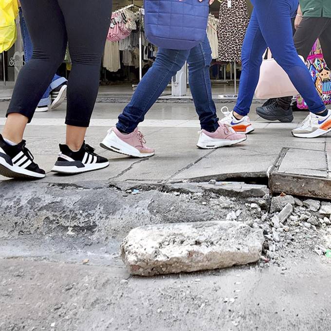 Las banquetas, un peligro para los peatones en Saltillo