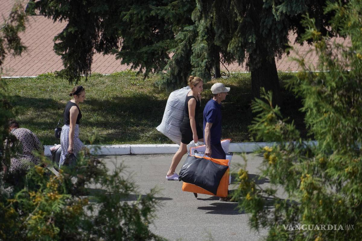 $!Civiles evacuados de la frontera de la región de Kursk llevan ayuda humanitaria a su llegada al centro de Kursk, Rusia.