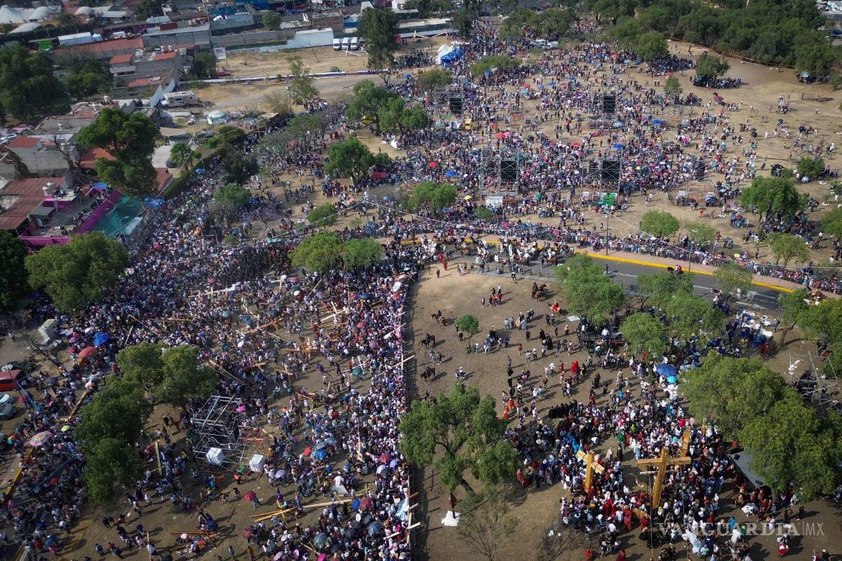 $!Miles de personas provenientes de todo el país y diversas partes del mundo, asistieron a la 182 representación del Viacrucis en calles de la alcaldía Iztapalapa. En imagen tomas aéreas desde el cerro de la estrella.