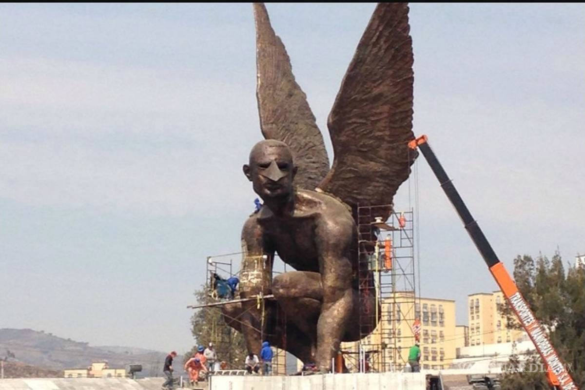 Ladrón se hace pasar por gárgola para no ser descubierto y ¡le funcionó!