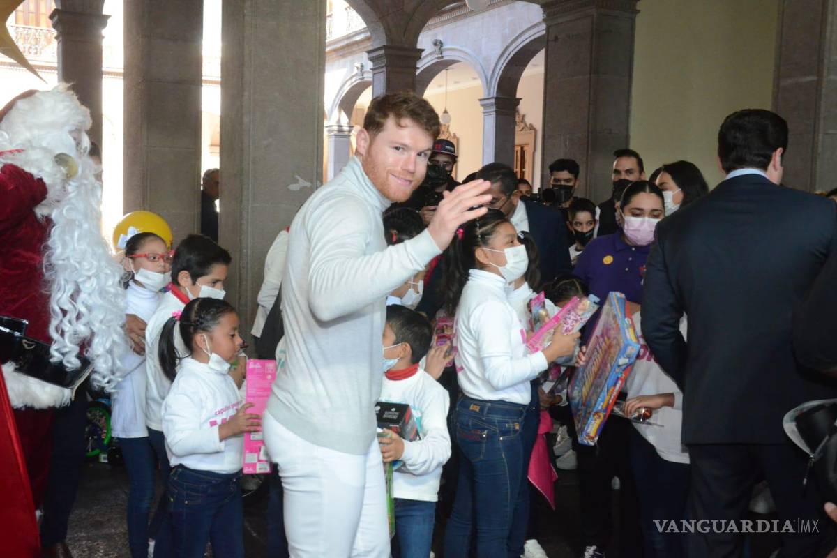 Canelo Álvarez alegra Navidad de niños del DIF Capullos; dona 5 mil 500 juguetes en NL