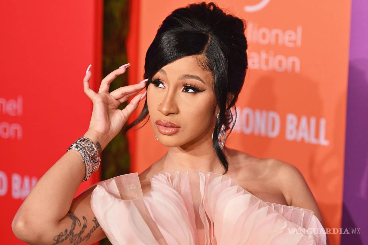 Que incómodo: Cardi B come patitas de pollo en Instagram y usuarios la tachan de grotesca