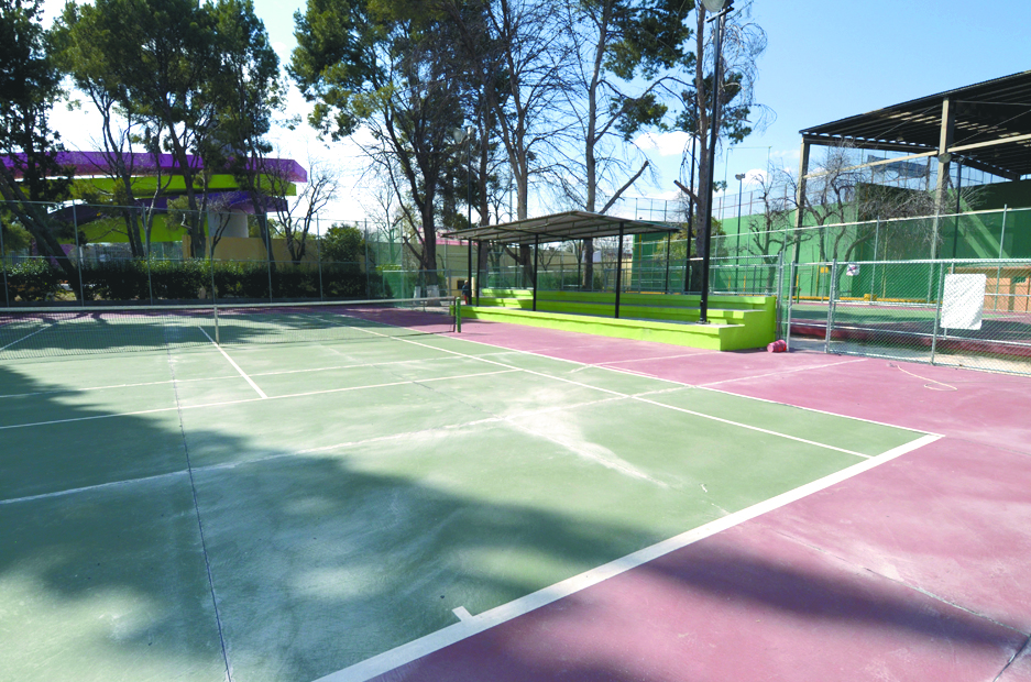 Ya muestran fallas canchas de tenis de la Ciudad Deportiva de Saltillo