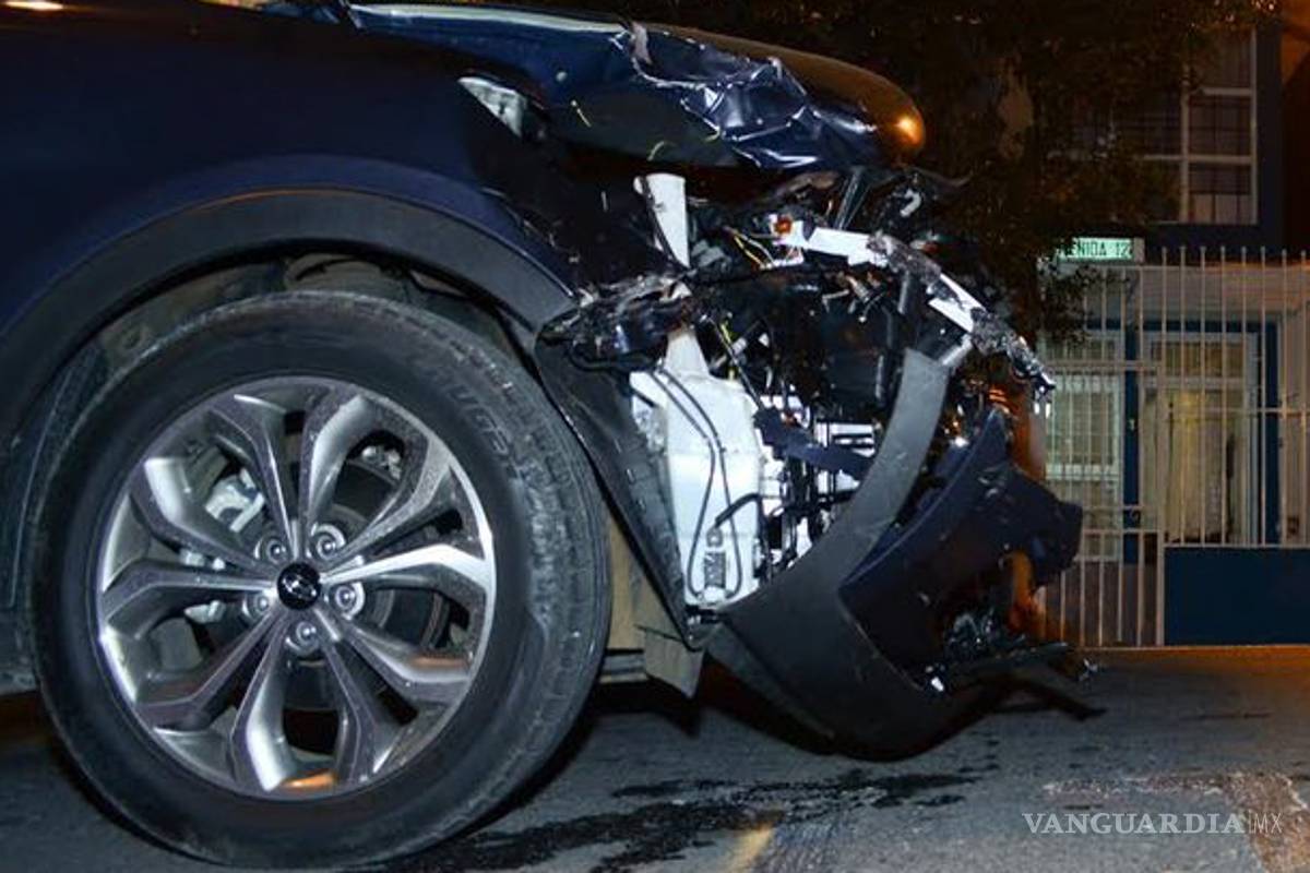 En Saltillo, choque en el puente de Valle Dorado deja vehículo en pérdida total