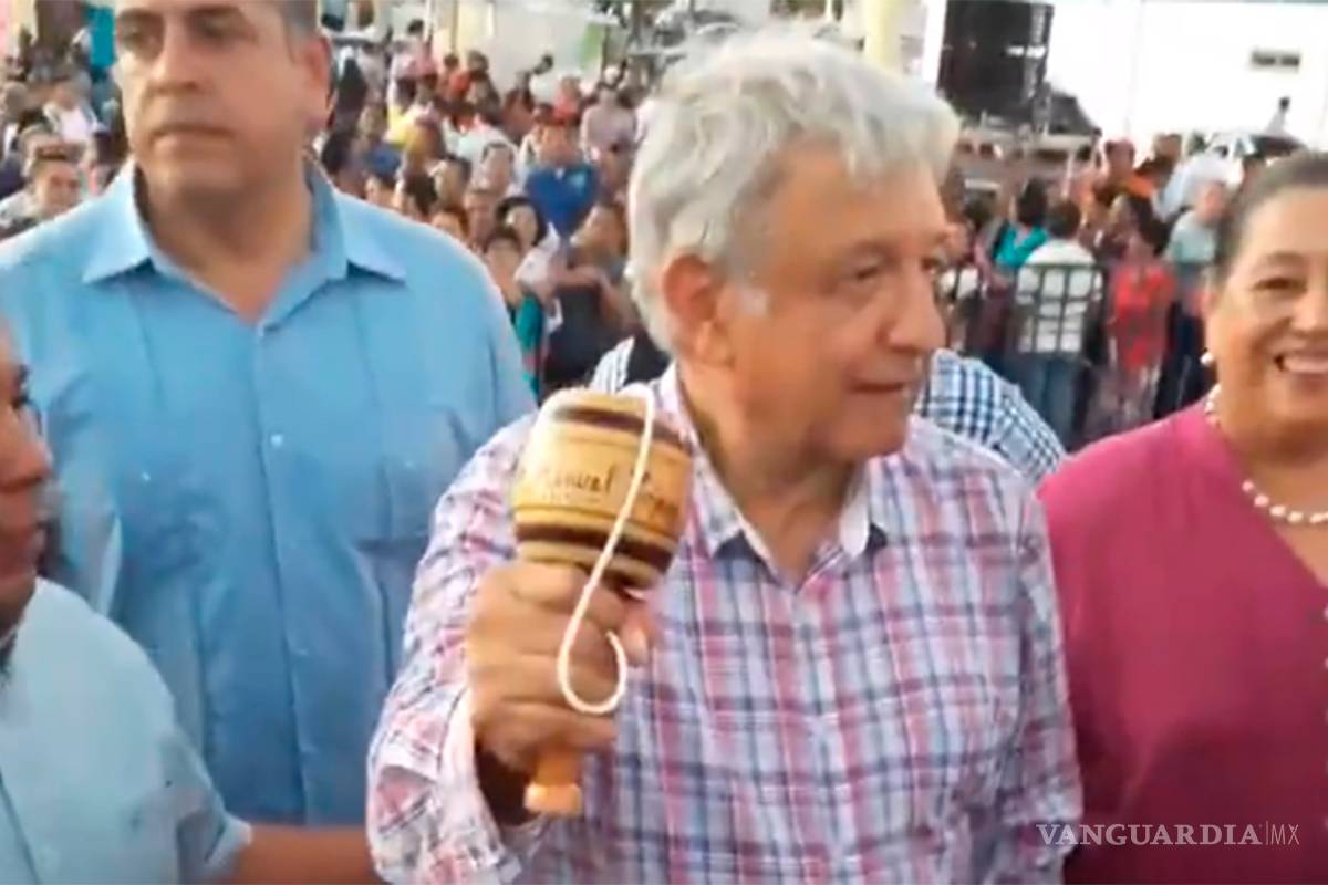 AMLO prueba que &quot;la tercera es la vencida&quot; al jugar con el balero