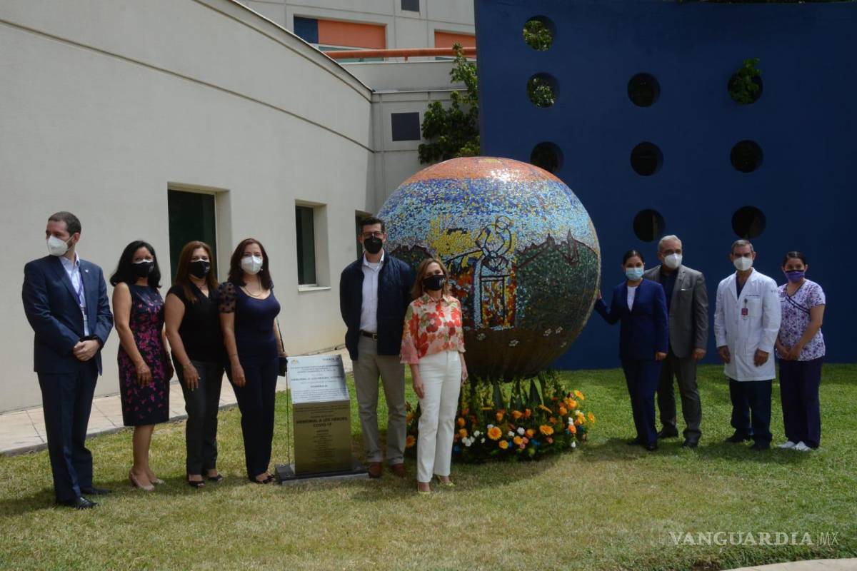 Honran con memorial a personal médico de NL