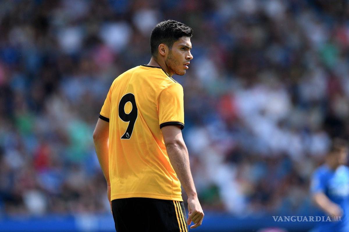 ¡Increíble! Raúl Jiménez falla penal en su debut con el Wolverhampton