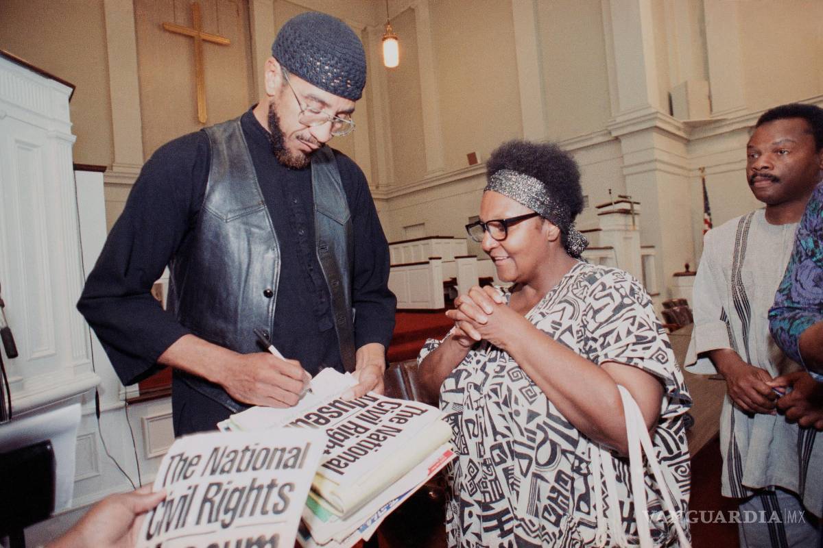 $!Jamil Al-Amin, antes conocido como H. Rap Brown, firma un programa tras dar un discurso el lunes 1 de julio de 1991 en Memphis.