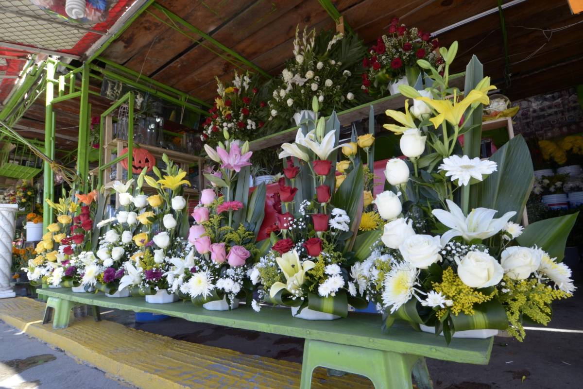 Se preparan floristas saltillenses para ventas por el Día de Muertos