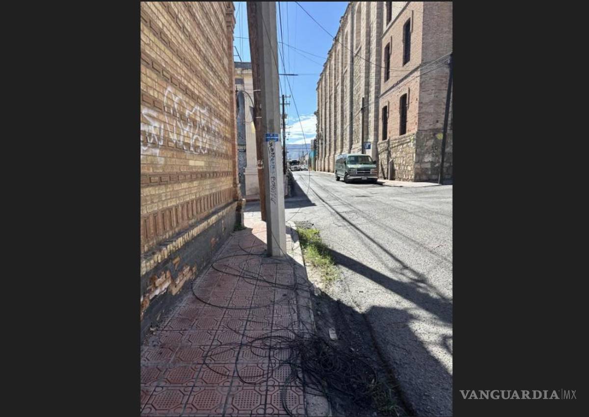 Vecinos del centro de Saltillo viven ‘entre cables’, a casi un mes de que automóvil derribó un poste