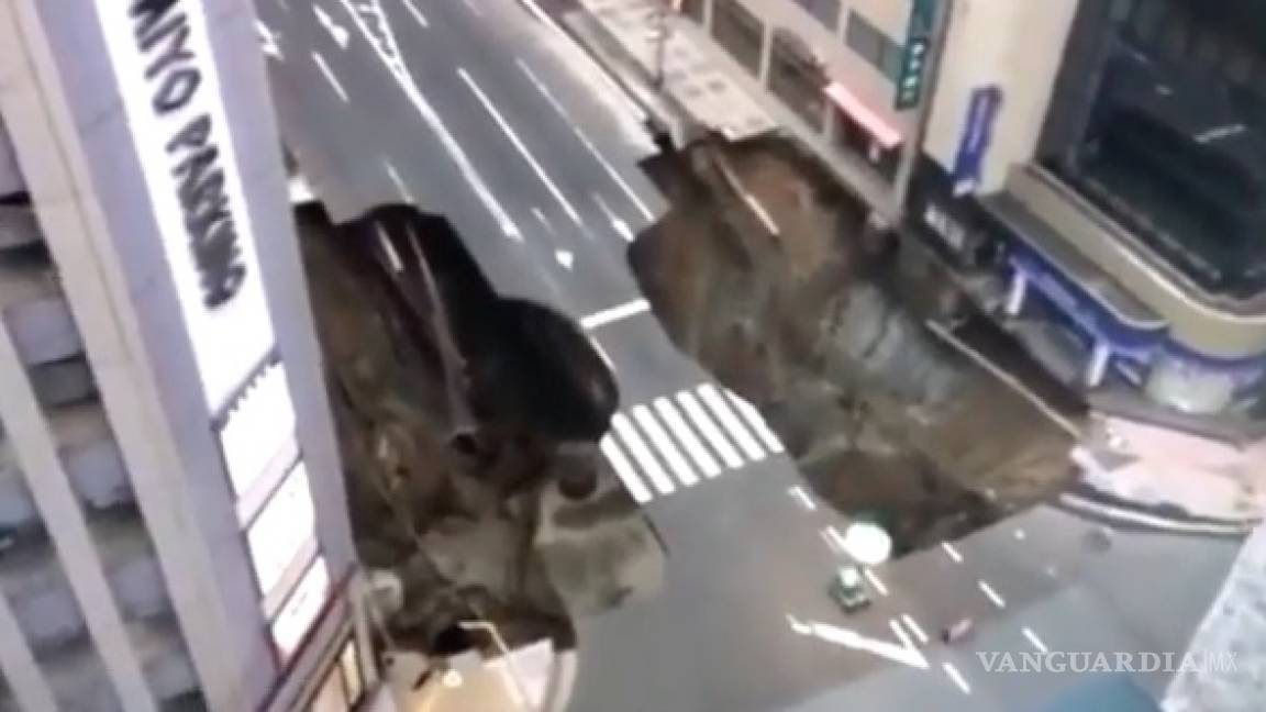 Enorme socavón se traga una calle en Japón