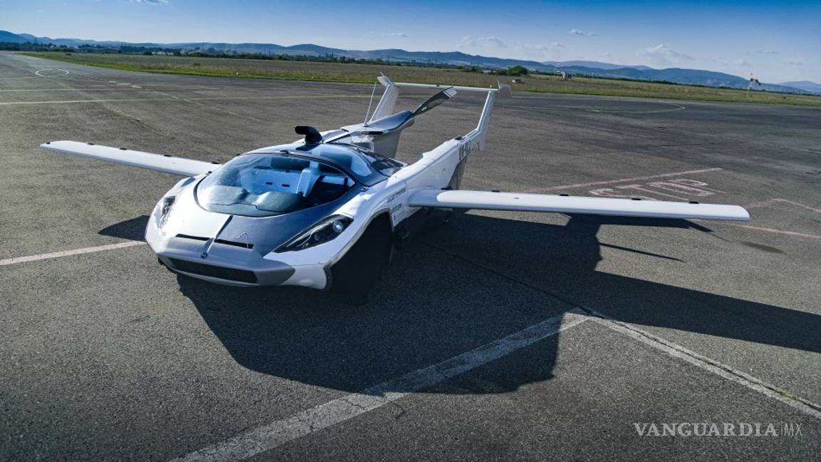 $!AirCar, primer vehículo volador en aterrizar en un aeropuerto de Eslovaquia