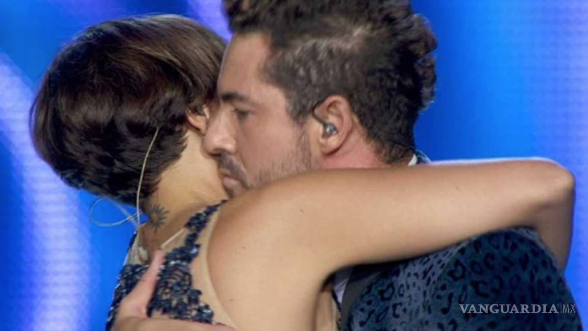 David Bisbal rechaza beso de Chenoa en pleno concierto y lo tunden en redes
