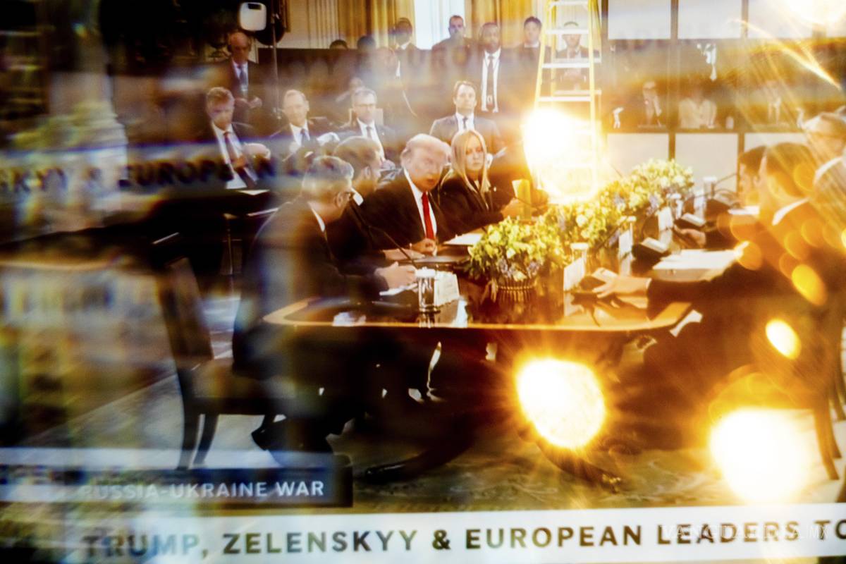 $!Una transmisión del presidente Trump con el presidente Volodymyr Zelensky de Ucrania y otros líderes europeos en la Sala Este de la Casa Blanca en Washington.