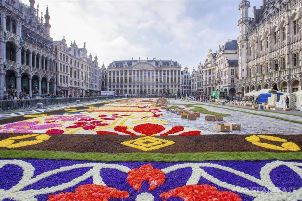 Alfombra flores con motivos japoneses cubre la Gran-Place de Bruselas