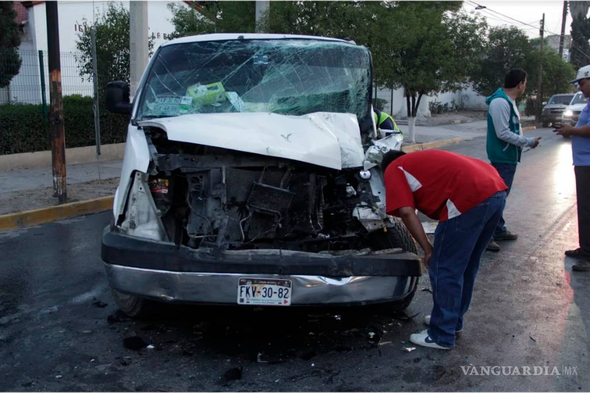 Por conducir y textear, mujer termina prensada en Saltillo