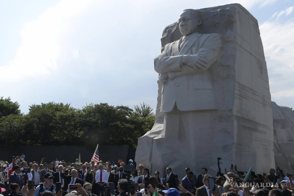 $!El presidente de México, Andrés Manuel López Obrador (i-abajo) rinde honores a Martin Luther King.