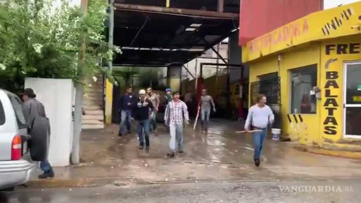 Circula video de agresión de obreros sindicalizados de AHMSA contra un hombre, en Monclova