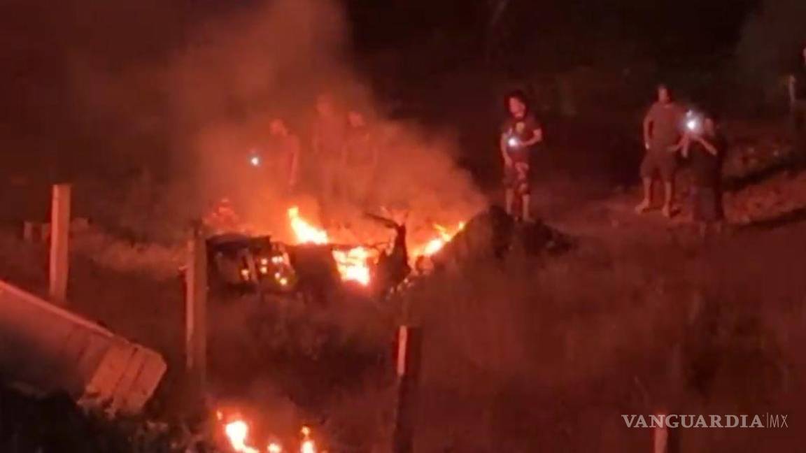 $!El siniestro generó alarma entre vecinos por el riesgo de que el fuego alcanzara viviendas.