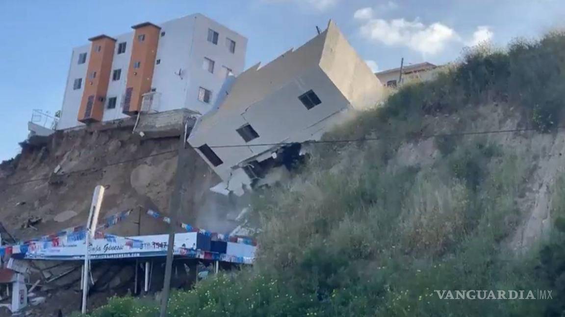 Colapsan edificios construidos al lado de un barranco en Tijuana (videos)