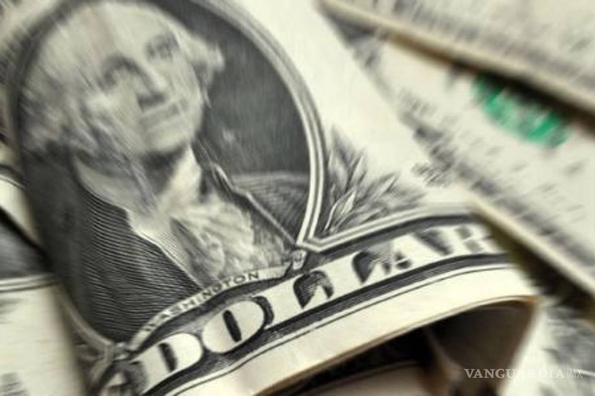 Dólar cierra al alza, en 20.74 pesos, BMV pierde 1.39%