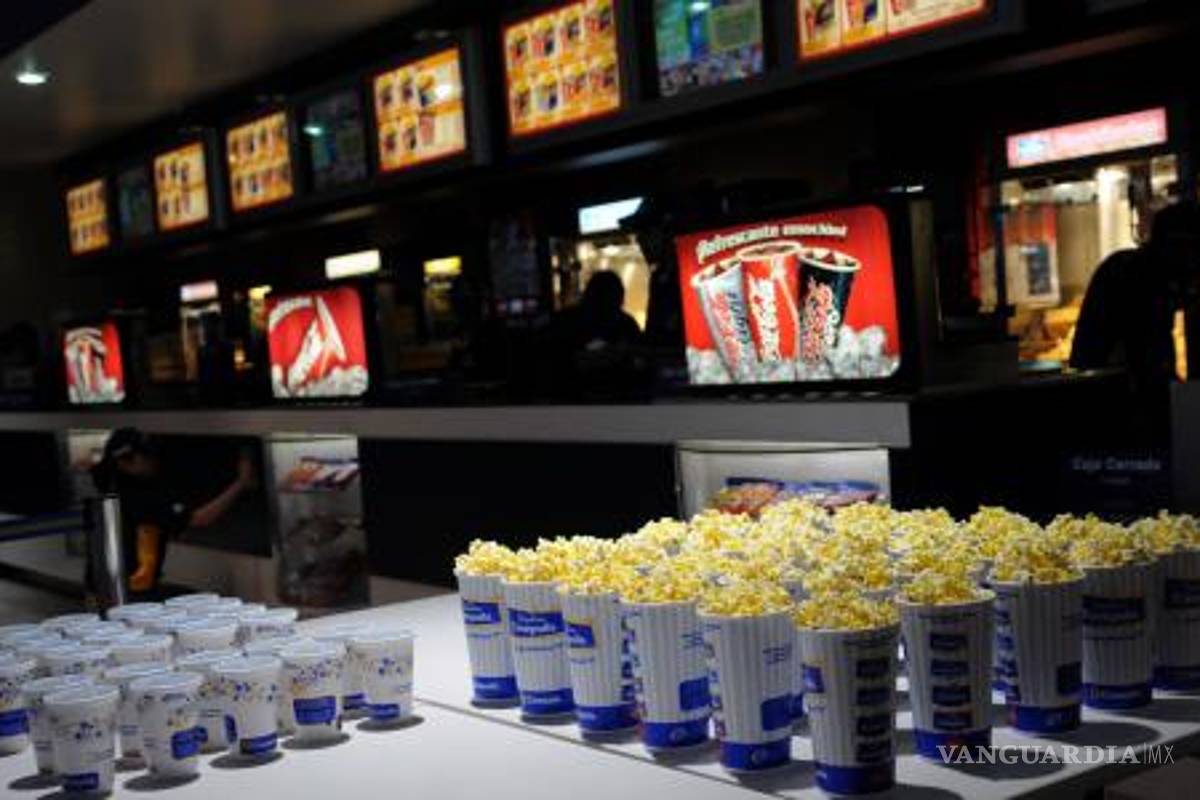 Sorprenden a empleada de Cinépolis lavando vasos desechables para reutilizarlos (VIDEO)
