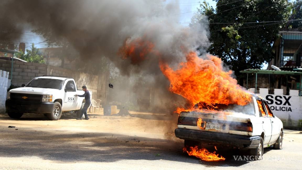 Bloquean vía e incendian autos en Guerrero