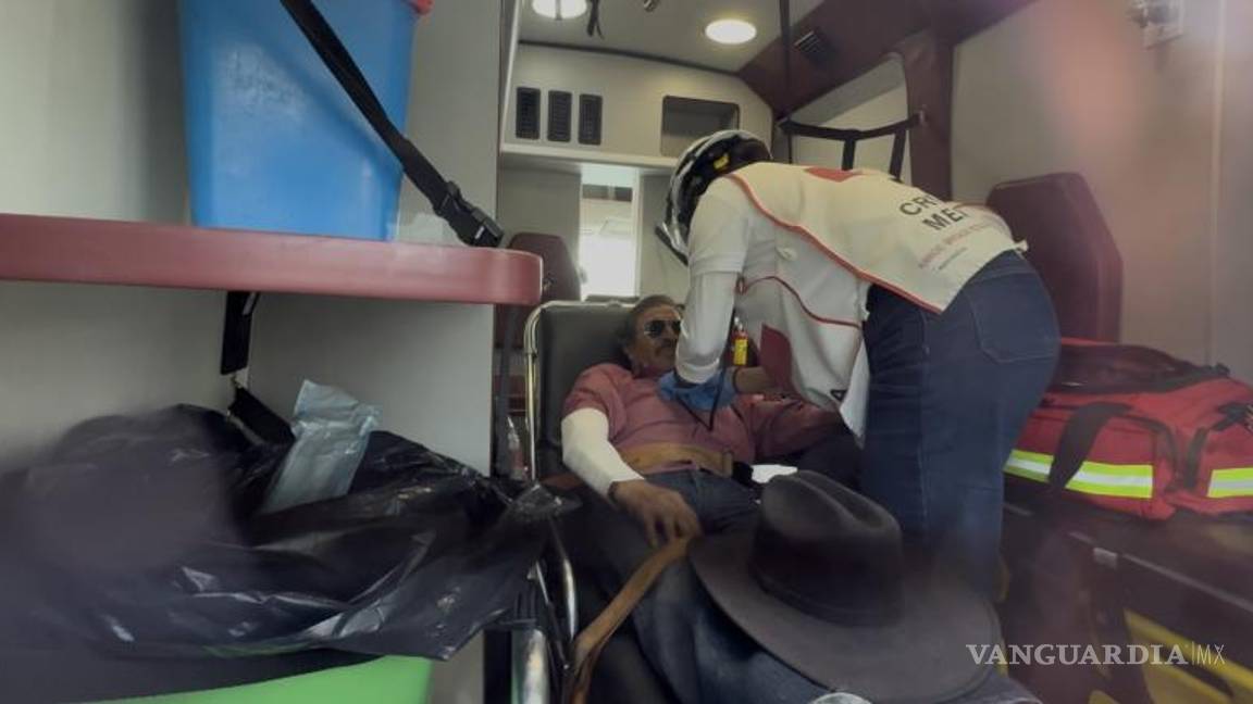 $!El hombre lesionado fue atendido por personal de Bomberos y paramédicos de la Cruz Roja tras el accidente.