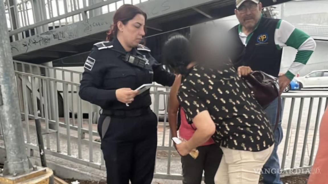 Evitan policías que mujer se arroje de puente peatonal en la Zona Centro de Saltillo