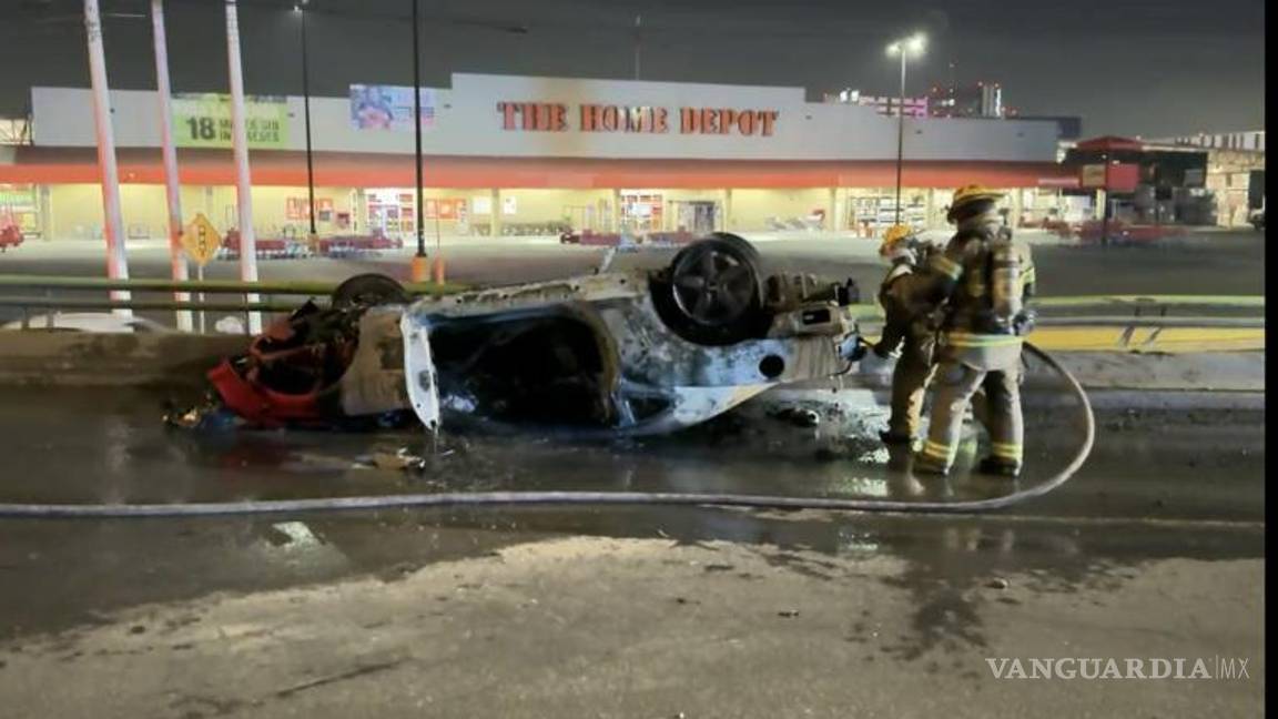 $!El cuerpo de bomberos sofoco rápidamente las llamas que consumieron el automóvil.