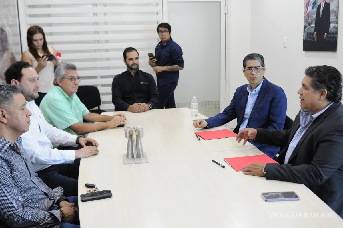 $!Representantes del municipio y de la cámara de vivienda sellaron el compromiso de trabajo conjunto.