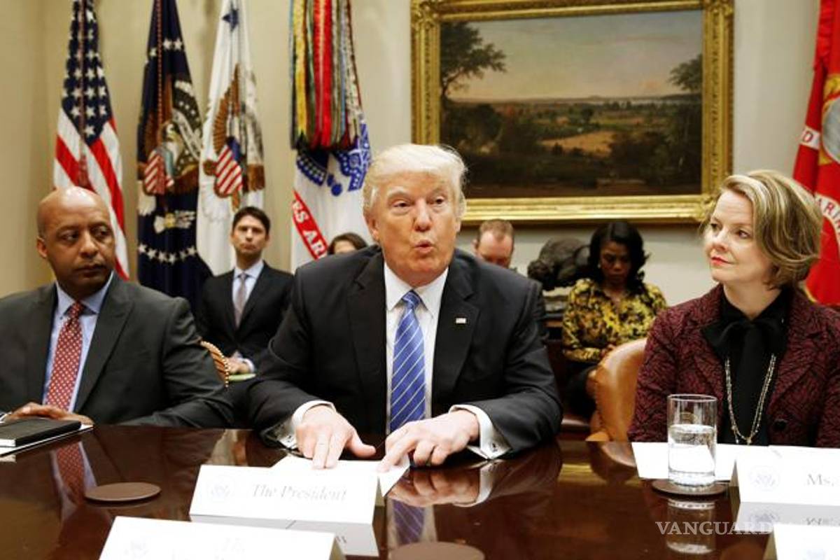 Advierte Trump que atraparán a quienes filtren información clasificada