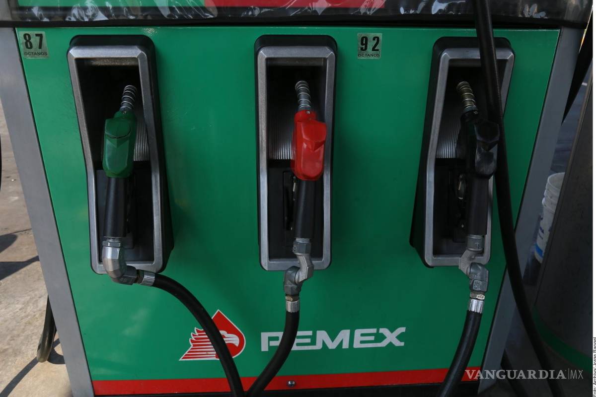 ‘Controlan’ gasolina en México, pero no se abarata al mismo ritmo que en Texas