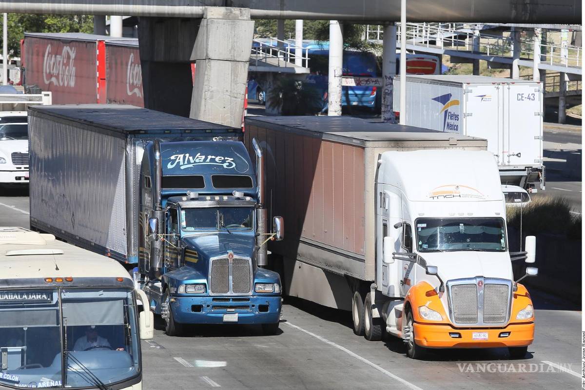 Viven transportistas hasta 70 robos diarios; acusan extorsiones de policías