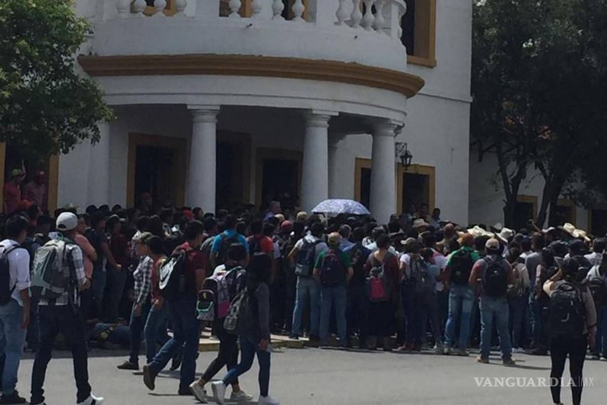 Alumnos de la Universidad Antonio Narro de Saltillo exigen a la rectoría y al sindicato administrativo una solución inmediata a sus conflictos
