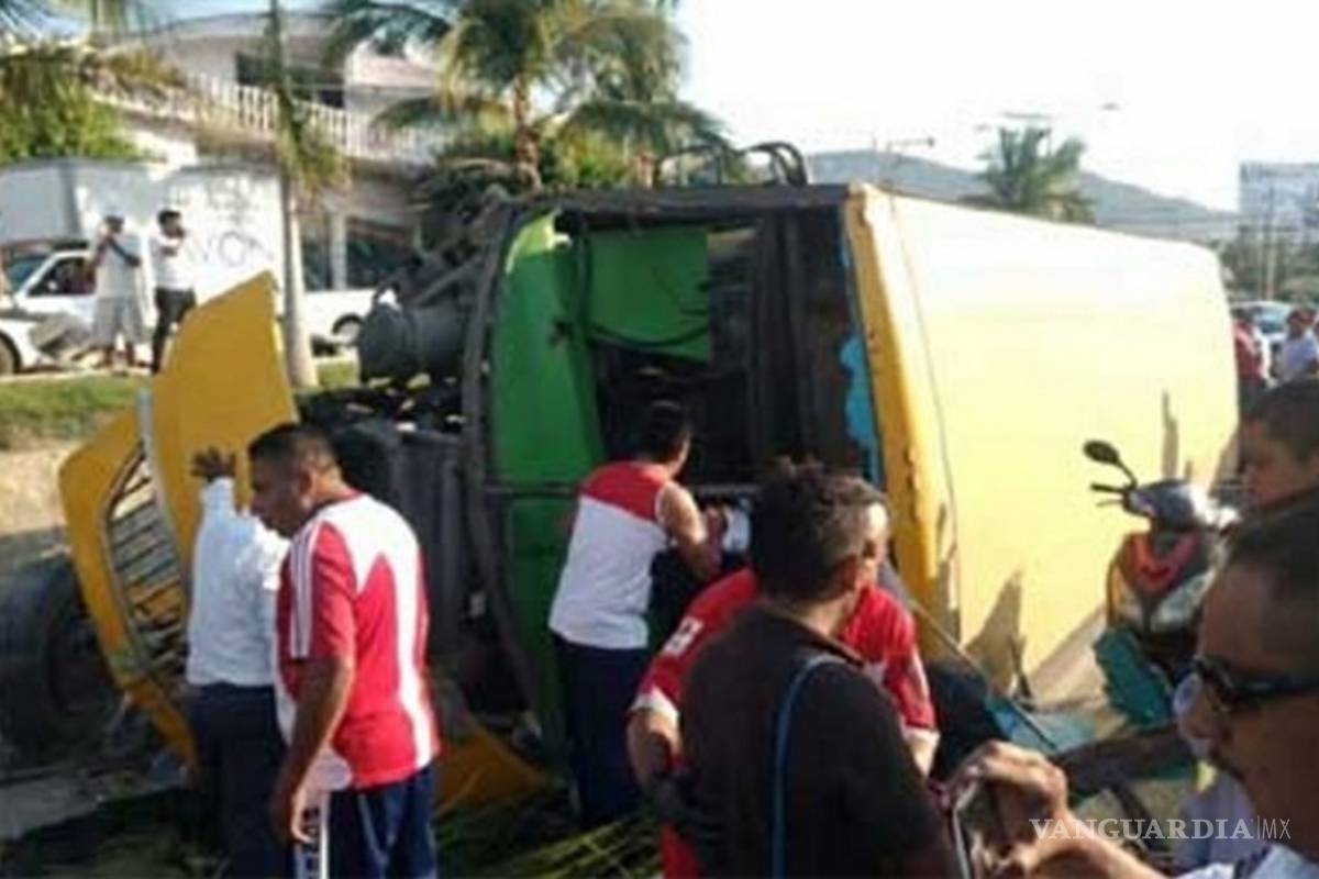 Volcadura de camión deja 45 heridos en Acapulco