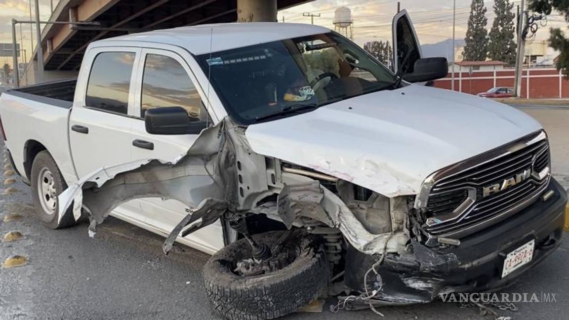 $!El choque, ocurrido en el bulevar Venustiano Carranza, provocó caos vial durante el tráfico matutino.
