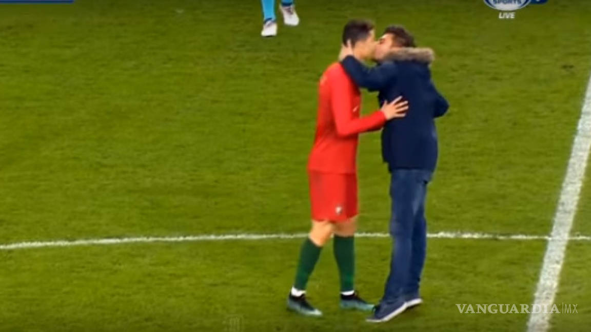 Video: Hombre le planta un beso a Cristiano Ronaldo durante partido