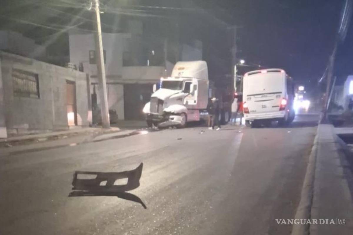 $!Un tractocamión de la empresa Dasa colisionó contra el costado de la combi al no poder evitar el impacto.