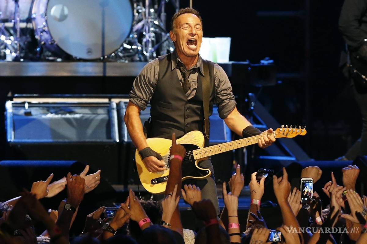 Pareja se compromete en concierto de Bruce Springsteen