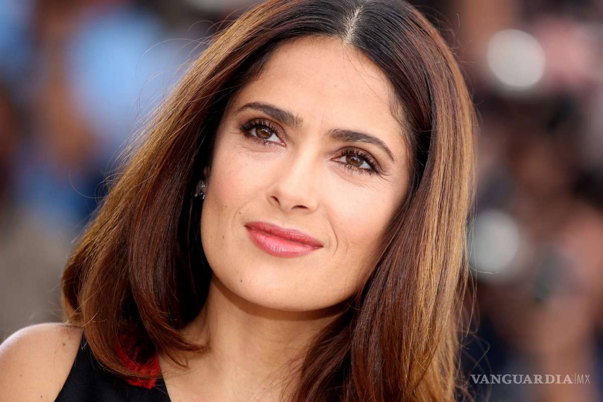 Mono se cuela en foto de Salma Hayek