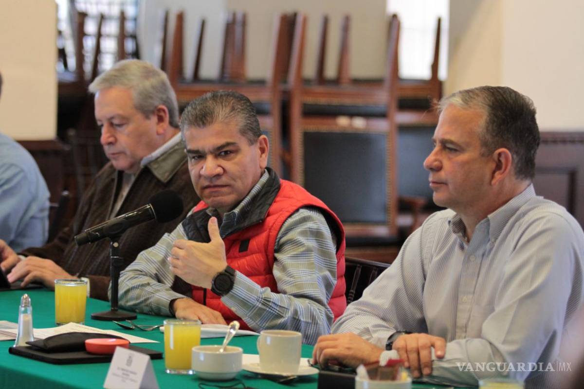 Riquelme llama a funcionarios a redoblar esfuerzos ante COVID