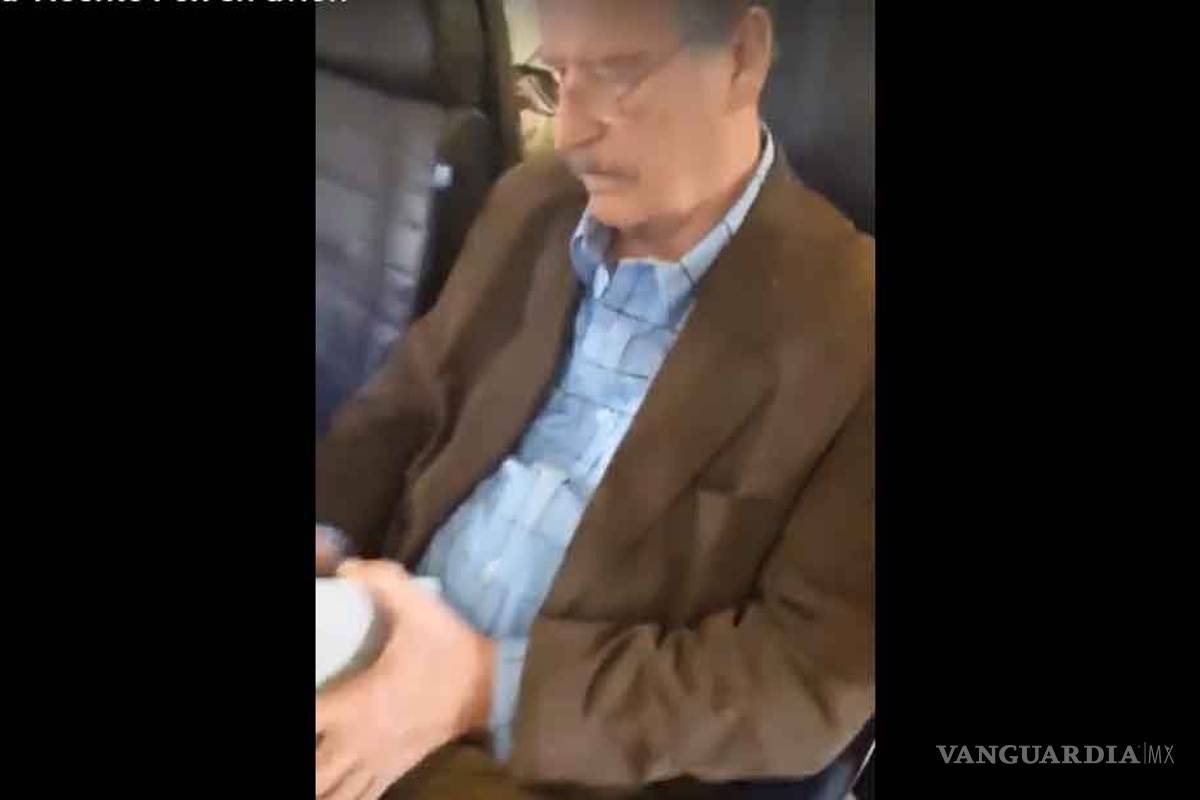 Mujer encara a Vicente Fox en avión (Video)