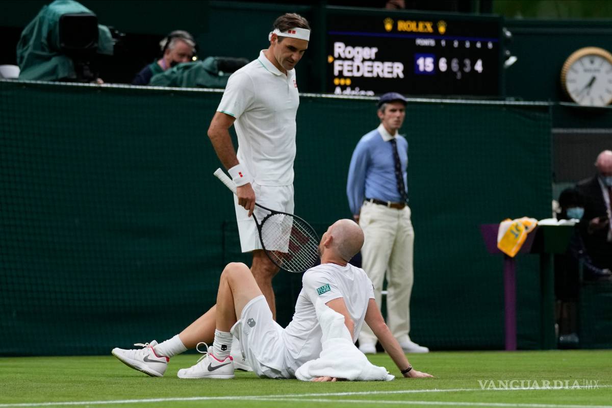 Federer sobrevive en Wimbledon gracias al abandono de su rival