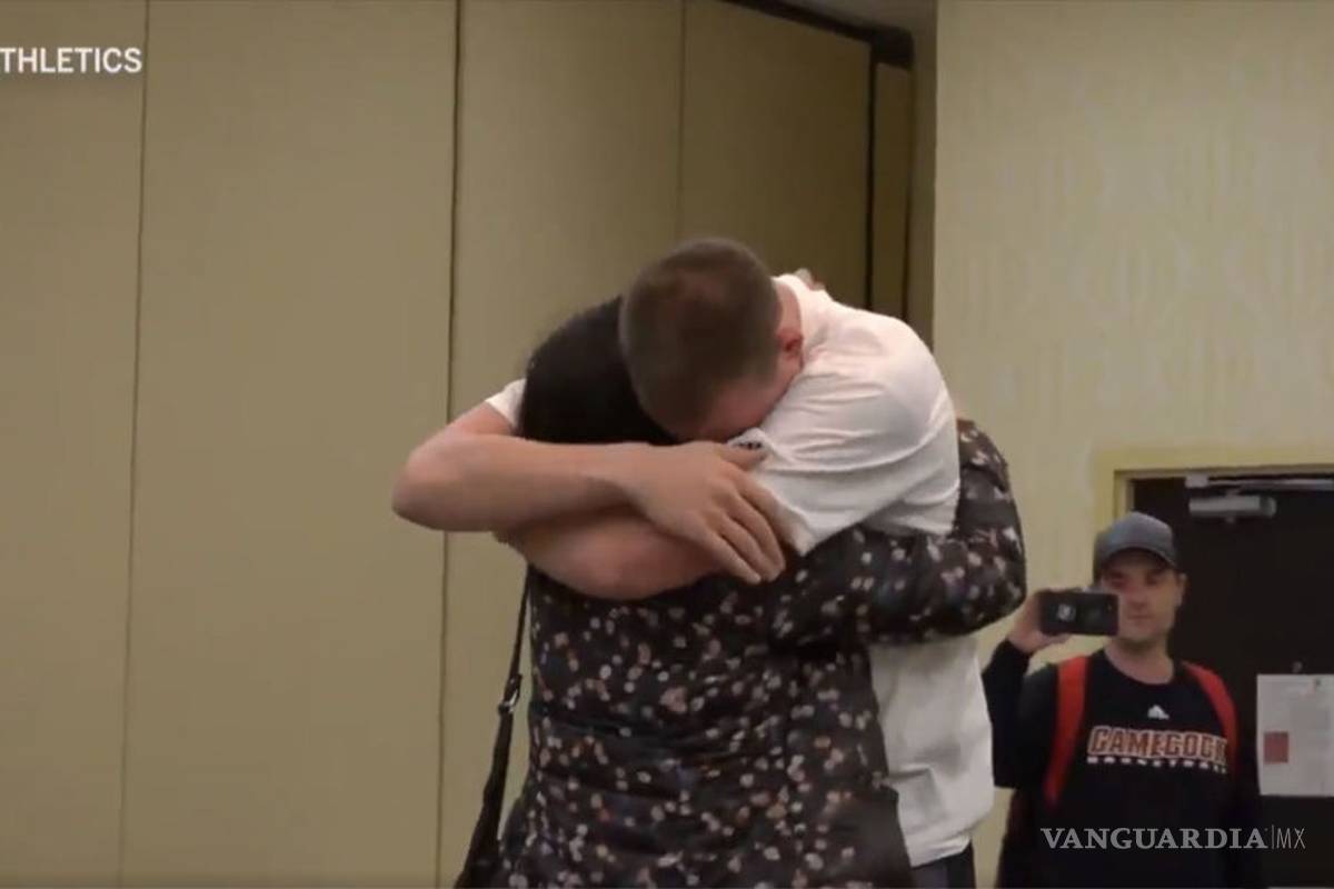 Emotivo reencuentro de juvenil basquetbolista lituano con su madre luego de 5 años sin verla