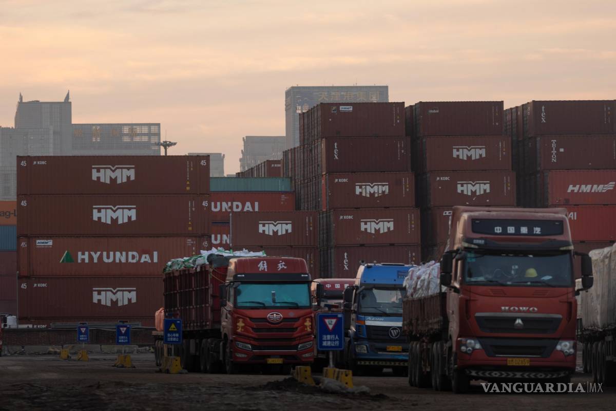 $!Contenedores de envío en el puerto de Tianjin. China comenzó a cobrar tarifas portuarias especiales por tonelada neta para los buques estadounidenses.